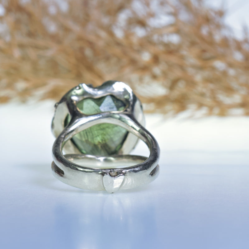 White gold ring with Ludwigite rutile peridot